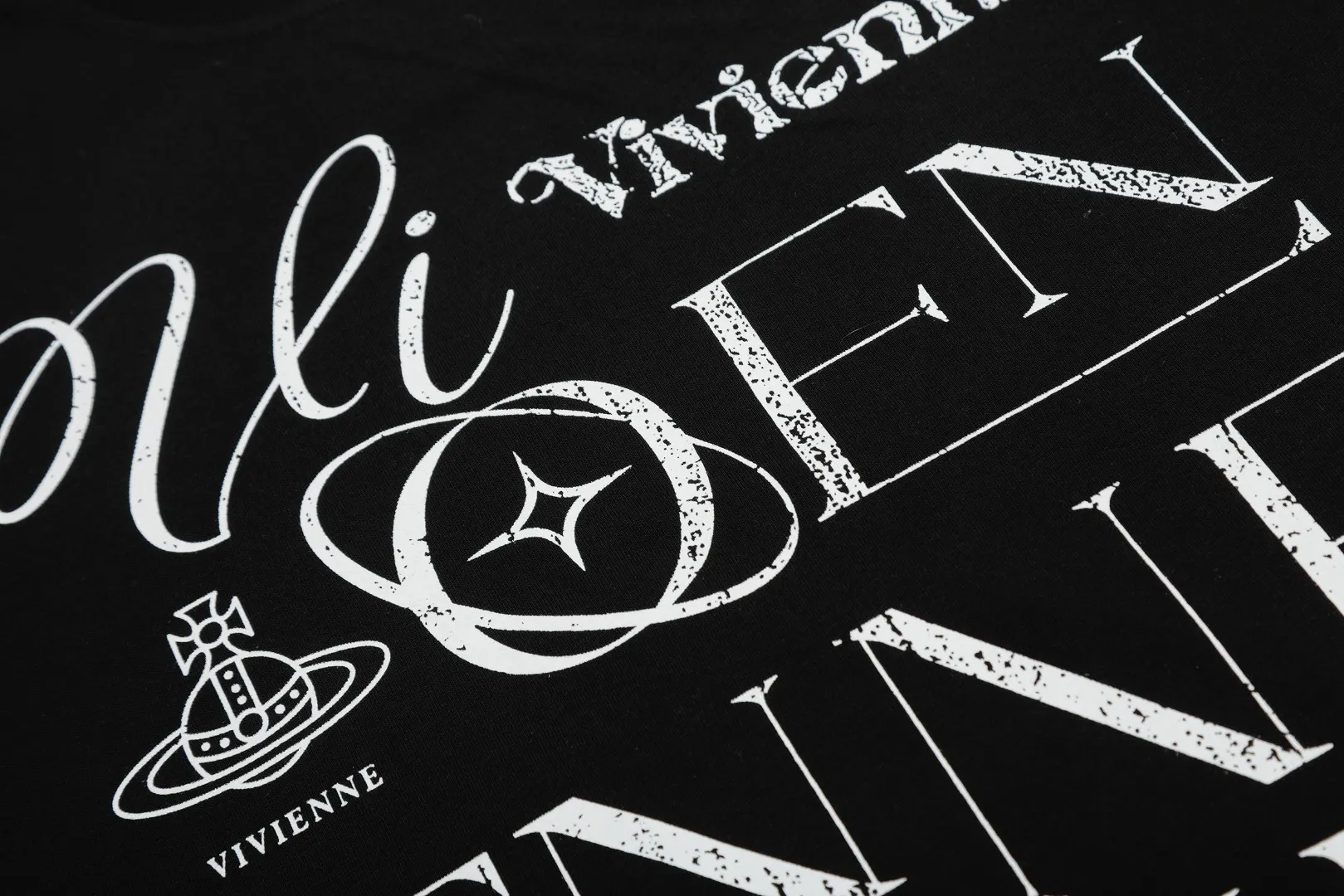 VIVI 149# "Exclusive Style" vivienne west wood Queen Mother of the West Vivienne Saturn large letter printed short sleeves. Full series of correct accessories. Every detail is completely restored. Straightforward to full Size: XS-L
